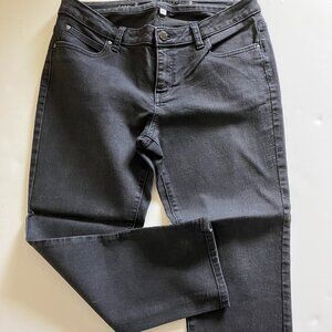 WOMEN'S JENNIFER LOPEZ BLACK CAPRIS